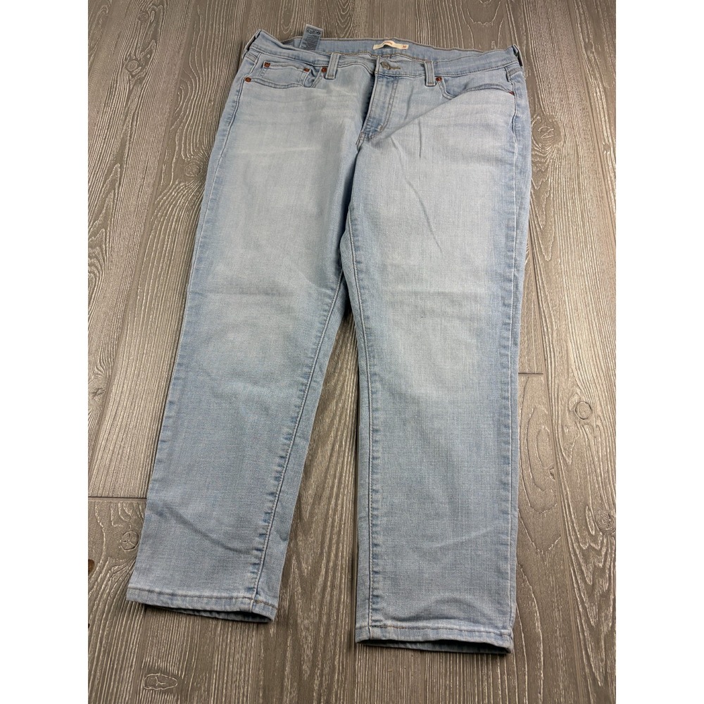 Levis Womens Boyfriend Jeans Size 32 Inseam 26 Light Wash Blue Denim
